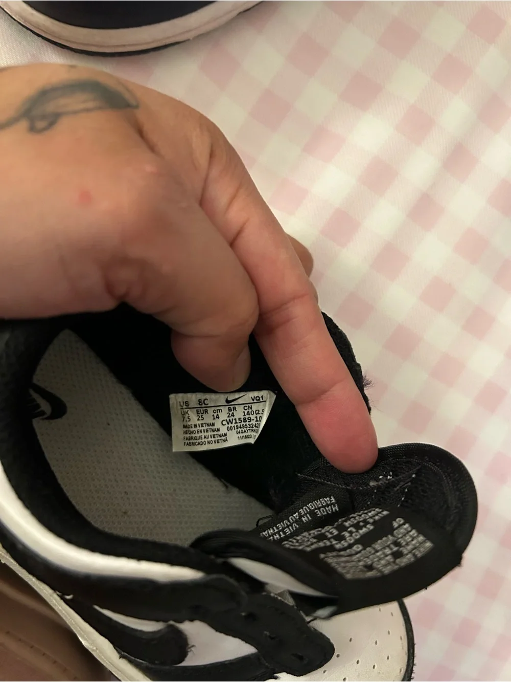 Nike Kids Low-Top Sneakers in Navy/Gold and Black/White